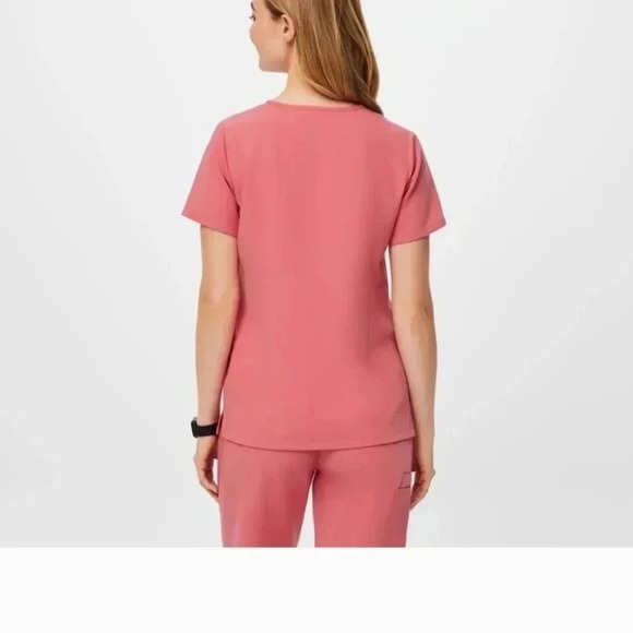 Figs desert Beat It Pink three pocket scrub top size medium - Picture 2 of 5